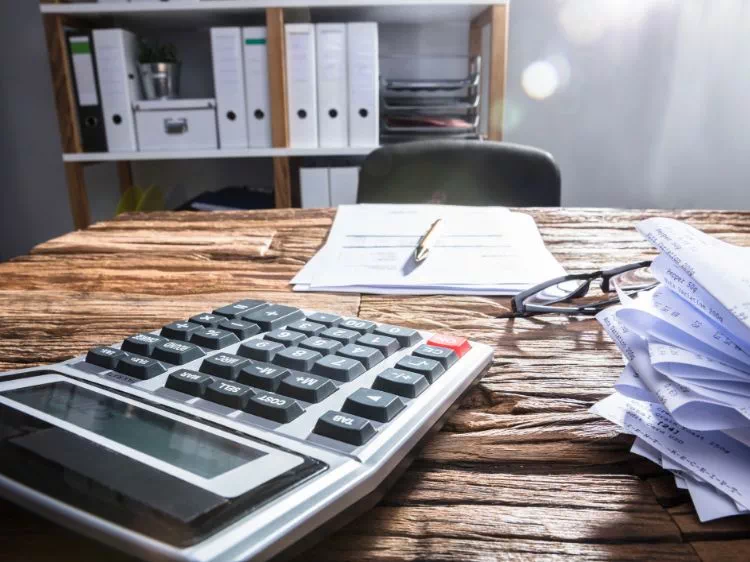 Kalkulator na biurku